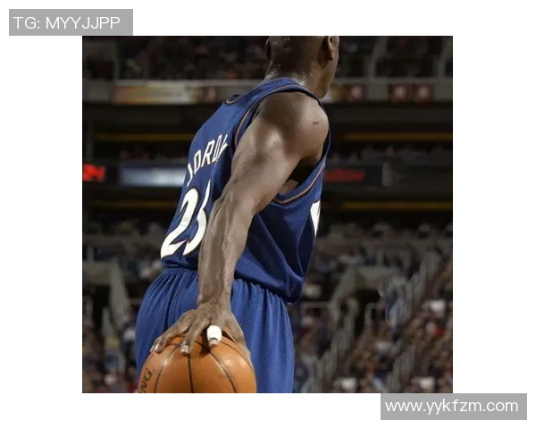 韦少易服首展示额头伤疤，单手持球做“惩意七字剂”动作，致敬球场荣耀！